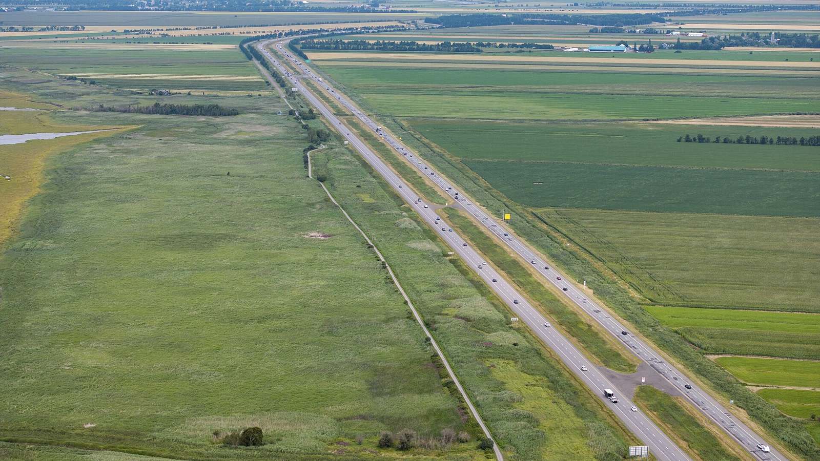 Vue aérienne de l'autoroute 20 qui traverse des terres agricoles près de La Pocatière.