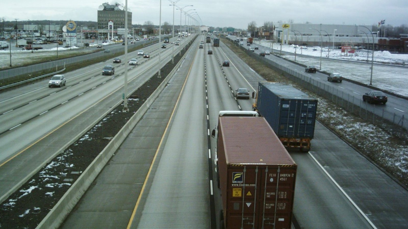 Des camions et des voitures circulent sur l'autoroute 40 à Montréal.