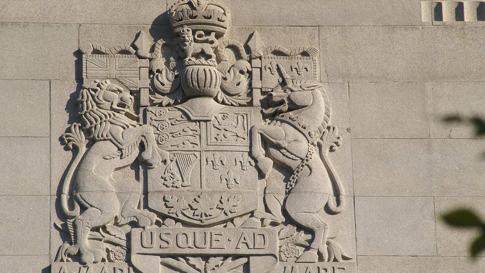 Les armoiries du Canada sculptées sur la façade de l'édifice de la Banque du Canada, à Ottawa.