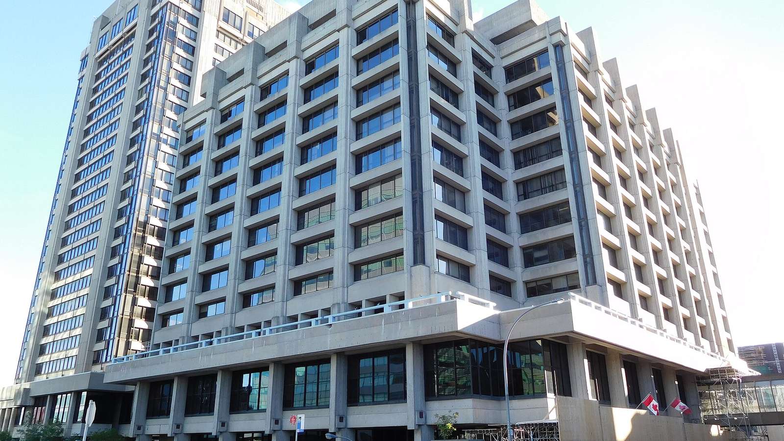 Les tours de bureaux Place du Portage I et II, à Gatineau.