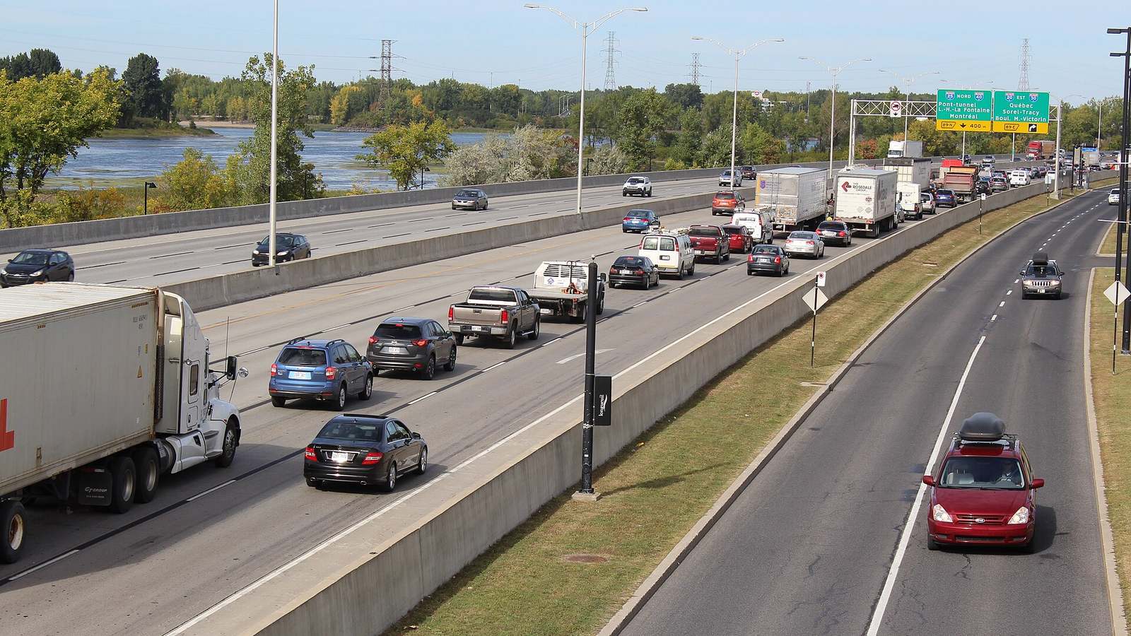 Des camions et des voitures circulent sur l'autoroute 20 à Longueuil.