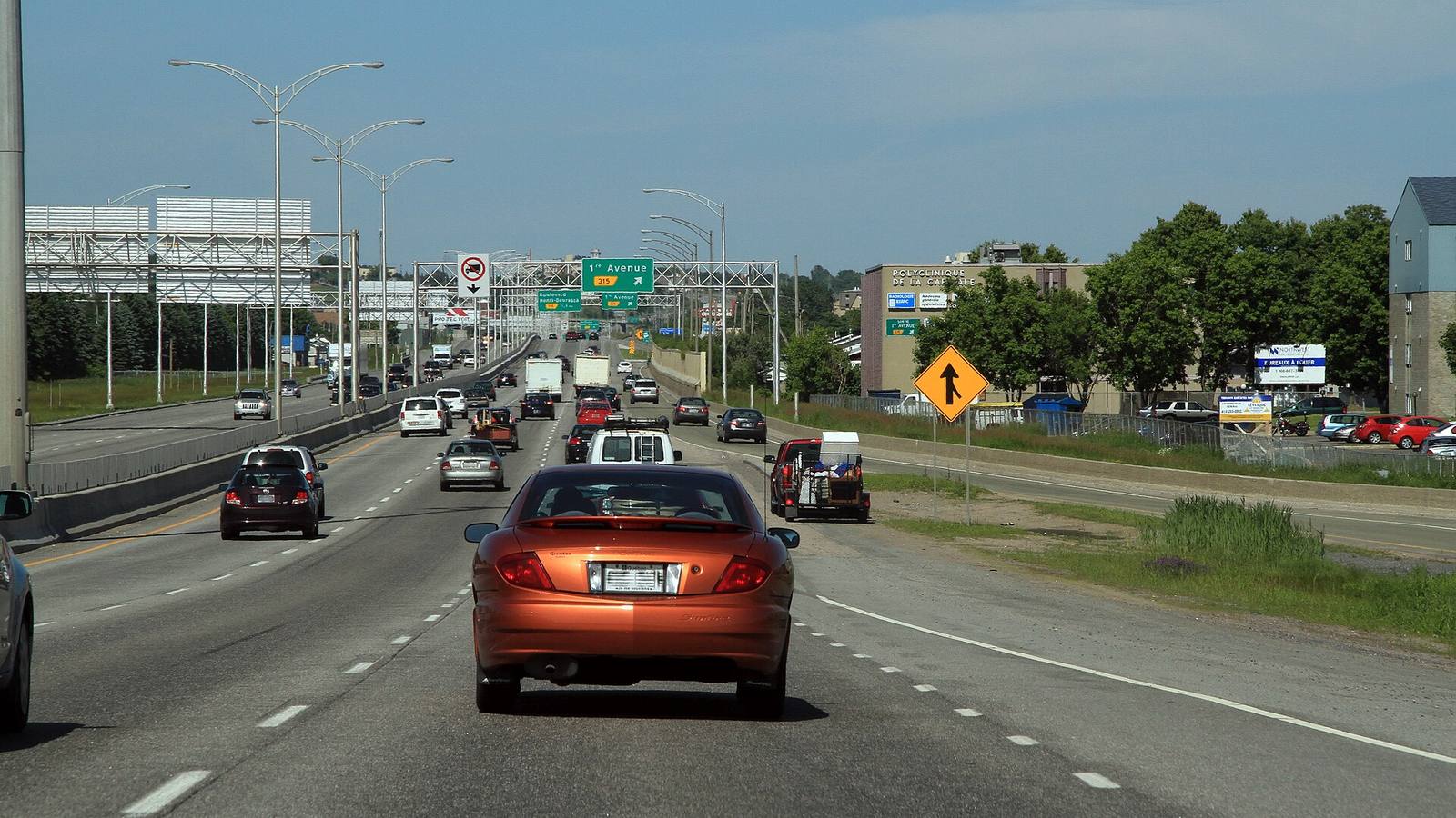 L'autoroute Félix-Leclerc (A-40) en direction est, à Québec, avec de la circulation sur plusieurs voies.